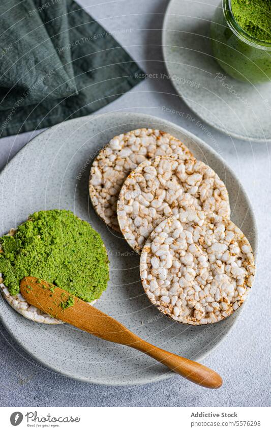 Diätfrühstück mit Reisbrot und Spinat-Pesto-Nudelsoße grün Aufstrich Teller Glas pulsierend Lebensmittel Gesundheit Snack Dip Tisch Textur organisch natürlich