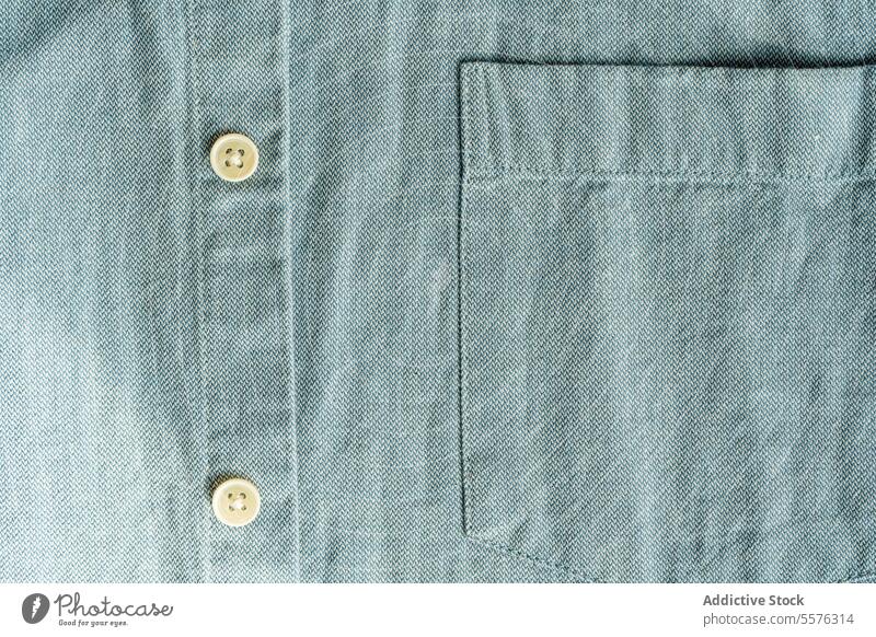 Graue Hemdtasche und Knopfleiste grau Tasche . Schaltfläche Nahaufnahme Textur Gewebe Mode Bekleidung Textil Design Kleidungsstück Weben Detailaufnahme