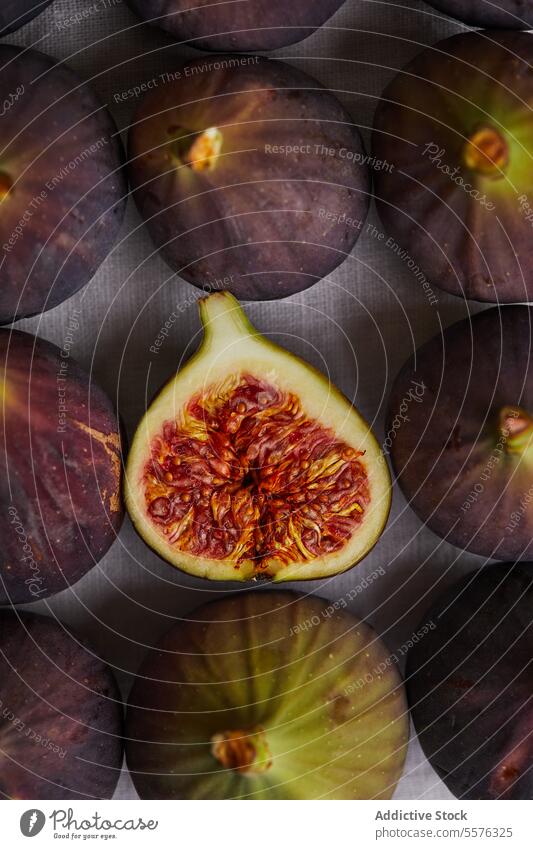 Minimalistische Komposition mit Feigen Hälfte Frucht lecker Serviette gesunde Ernährung frisch süß Leckerbissen exotisch tropisch Tisch Lebensmittel reif