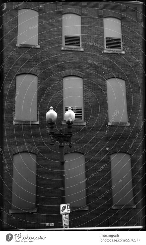 Alte Backsteinfassade mit Straßenlaterne in Washington, D.C. Fassade Häuserfassade Mauer alt historisch Kontrast schwarzweiß Außenaufnahme Menschenleer Wand