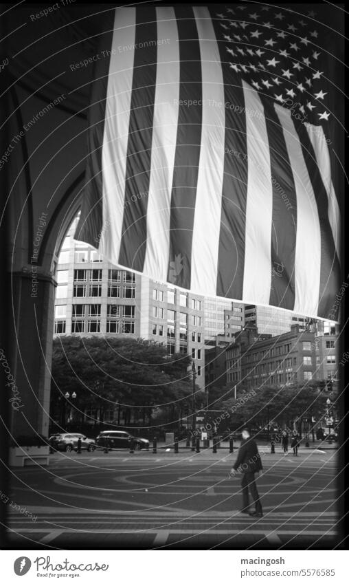 Straßenszene in Boston USA Amerika Hochhaus Stadt Tourismus Architektur Sehenswürdigkeit Gebäude Außenaufnahme Stadtzentrum schwarzweiß Schwarzweißfoto Flagge