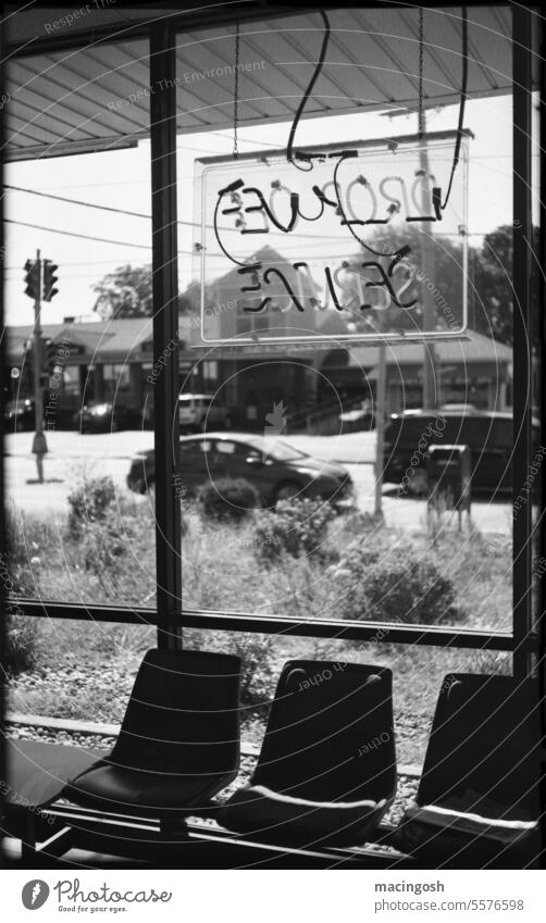 Blick aus dem Waschsalon USA Amerika Stadt Tourismus Architektur Gebäude schwarzweiß Schwarzweißfoto Vintage-Stil Vintage Kamera Mittelformat 6x9 urban