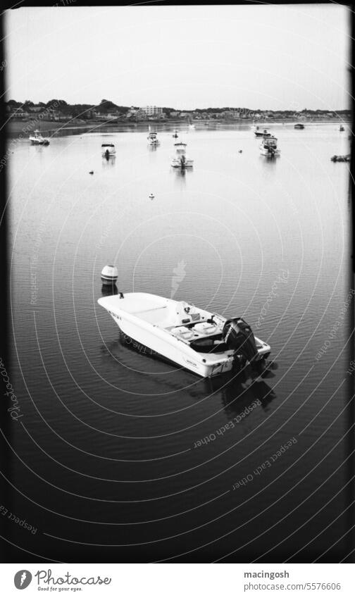 Boote in einer Bucht, Ostküste USA Amerika Stadt Tourismus schwarzweiß Schwarzweißfoto Vintage-Stil Vintage Kamera Mittelformat 6x9 urban analoge Fotografie