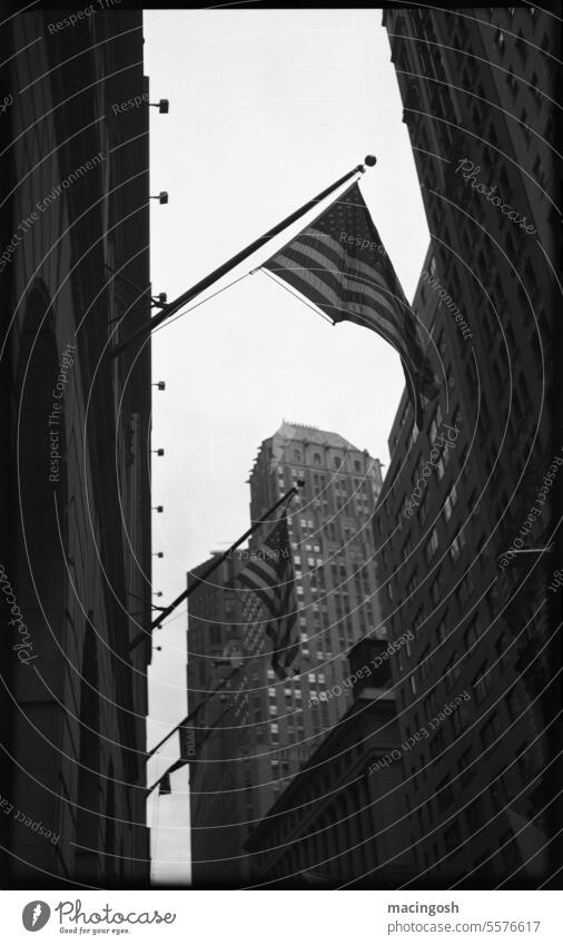 Straßenszene in Manhattan New York City USA Skyline Amerika Hochhaus Stadt Tourismus Architektur Sehenswürdigkeit Gebäude Außenaufnahme Stadtzentrum schwarzweiß