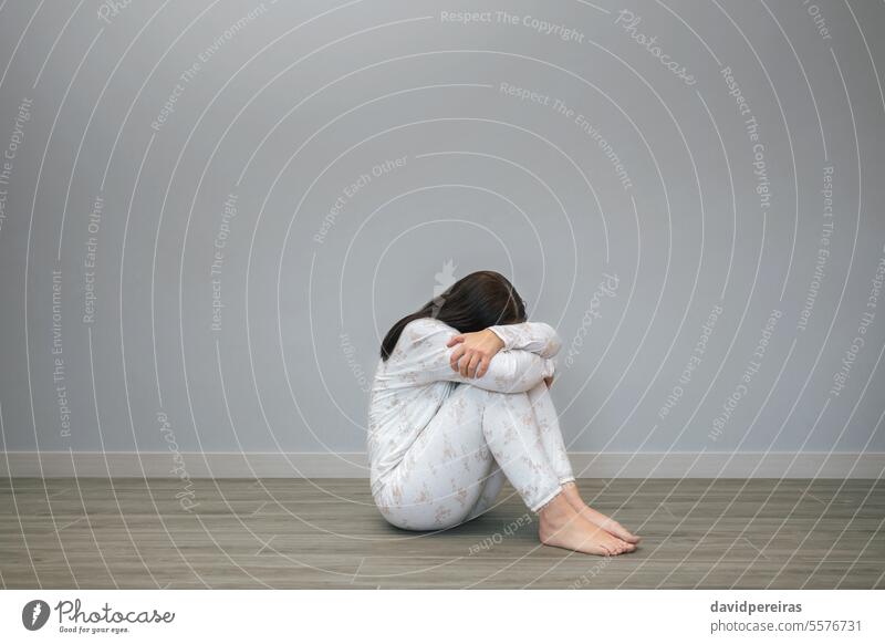 Frau mit psychischer Störung und Selbstmordgedanken weint unkenntlich mental Gesundheit Erkrankung verzweifelt selbstmörderisch Gedanken Weinen Sitzen Stock