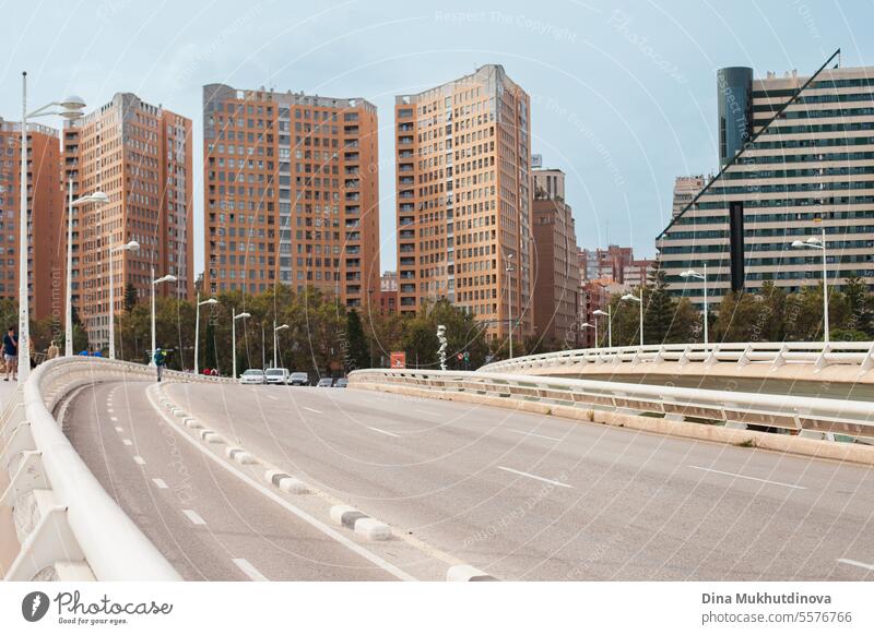 Leere Straße in moderner Stadt. Städtische Landschaft. Valencia, Spanien. Valencianische Gemeinschaft Großstadt urban Autobahn Brücke Valencianer Hintergrund