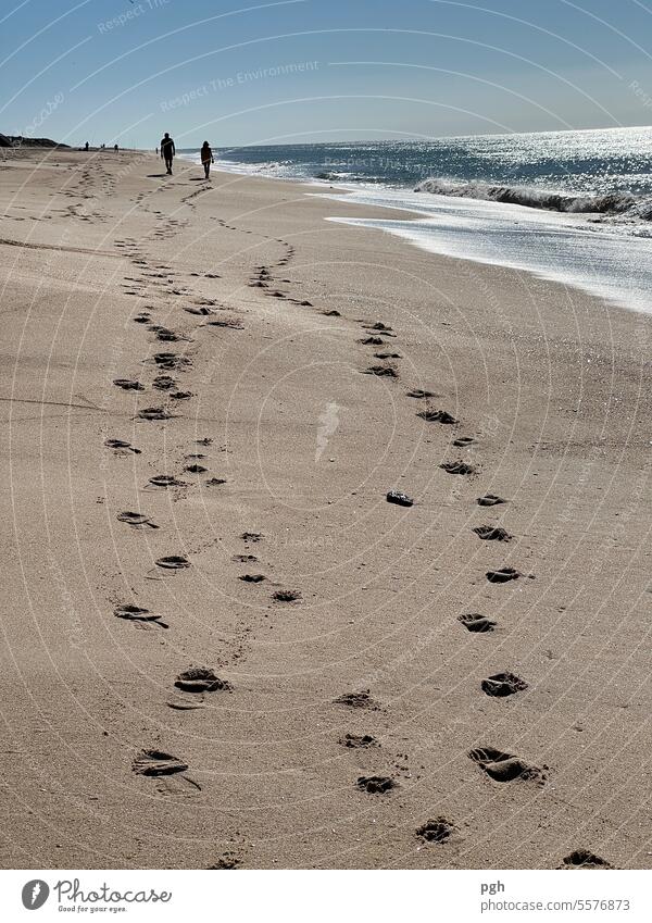 Spuren im Sand Meer Urlaub Paar Walk Reise Freizeit Abdrücke Fuß Fußspuren Spaziergang Sonnenuntergang Meerwasser Sandstrand Strand
