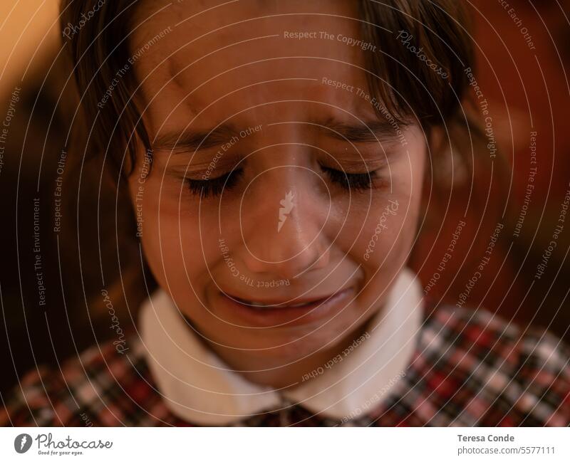 porträt eines traurigen kleinen mädchens. dramatik. vordergrund Porträt trauriges Gesicht trauriges Mädchen aufwachen dramatisch weinen Traurigkeit rot kariert