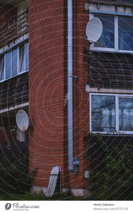 Mehrfamilienhaus aus rotem Backstein mit Satellitenantennen Appartement Architektur Hintergrund Ausstrahlung Rundfunksendung Großstadt Stadtbild Mitteilung