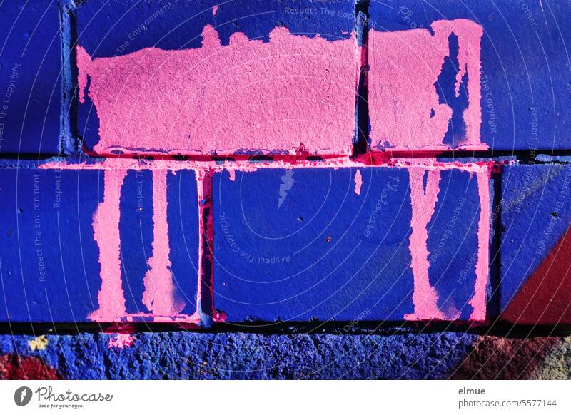 verlaufender rosafarbener Anstrich auf dunkelblauer Ziegelwand Graffiti Unikum Farbe Knallfarbe Jugendkultur Design pink Ziegelstein Subkultur Wandmalereien