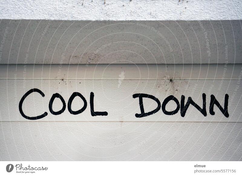 hilfreich I COOL DOWN steht als Hinweis in schwarz an einem Tor cool down Abkühlung auslaufen abwärmen herunterfahren herunterkommen Normalzustand Graffiti Blog