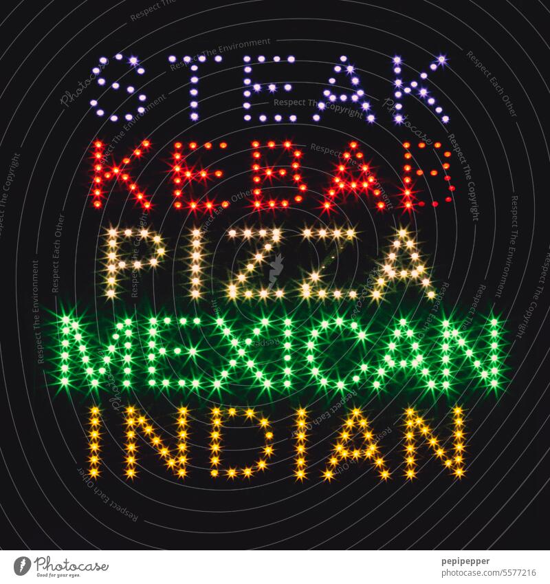 Restaurantschild – STEAK, KEBAB, PIZZA, MEXICAN, INDIAN Schilder & Markierungen Essen Essen gehen Außenaufnahme Farbfoto Schriftzeichen Hinweisschild Buchstaben