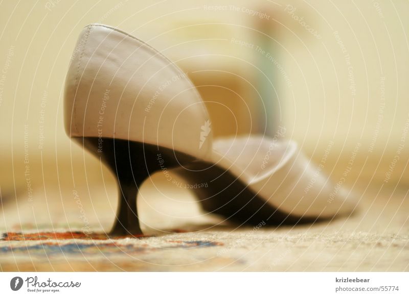 absatzquote Schuhe Leder Sandale weiß schwarz Tanzfläche Treppenabsatz Kontrast Bodenbelag white black sandal leather high heel shoe