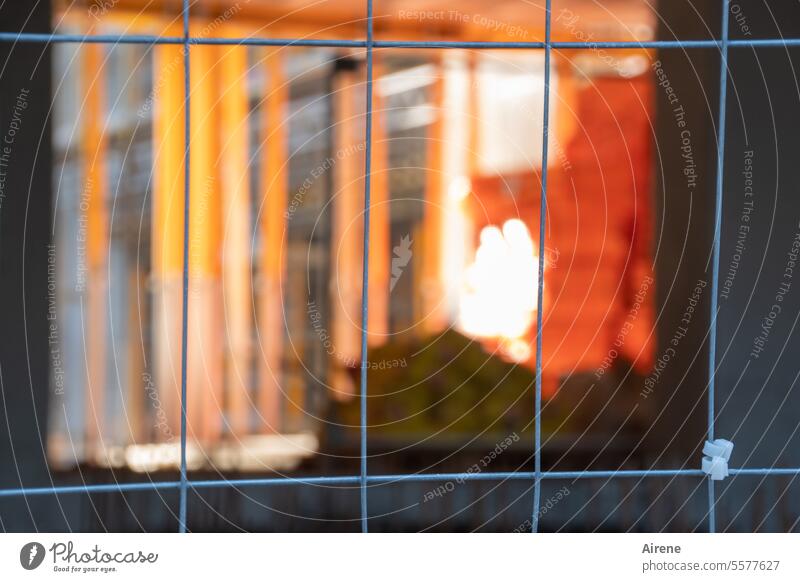 hinter dem Gitter das Licht Kontrast Durchblick Sehnsucht Zaun Strukturen & Formen Metallzaun gelb Streifen schwarz weiß Linien Absperrung Barriere Sicherheit