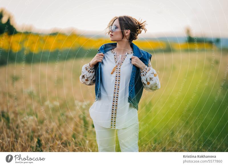 Attraktive ukrainische Frau auf Natur Hintergrund. Ethno-Stil, Stickerei Shirt Glück Ukrainer jung schön Schönheit Mädchen Person stylisch Porträt Kaukasier