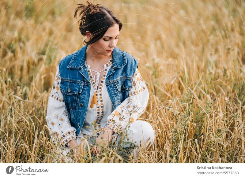 Hübsche moderne Hippie-Frau im Weizenfeld. Junge Frau in Ethno-Stickerei Shirt Glück Ukrainer jung schön Schönheit Mädchen Person stylisch Porträt Kaukasier
