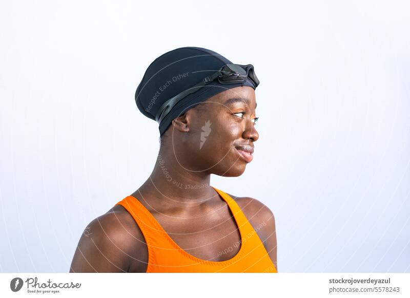 Porträt einer schwarzen jungen Frau im Badeanzug mit einfachem weißen Hintergrund Person Mann Schwimmbad erhitzt orange Gesundheit Lächeln blau Fröhlichkeit
