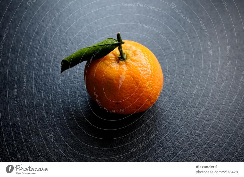Mandarine mit grünem Blatt Zitrusfrucht Obst Zitrusfrüchte Lebensmittel Frucht Vitamin Ernährung orange