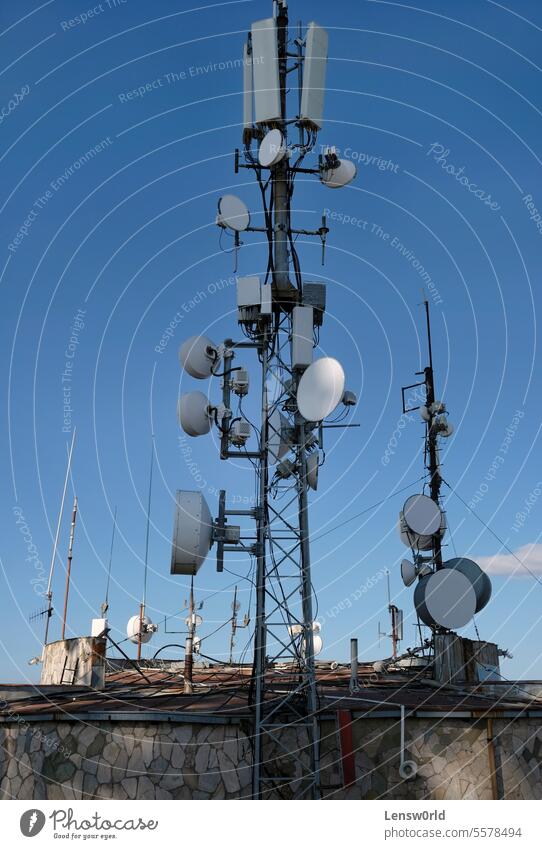 Rundfunk Antenne im Wald, Radio Telekommunikation Mast TV-Antennen, blauer  Himmel, Radioantenne - ein lizenzfreies Stock Foto von Photocase