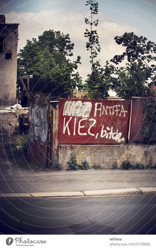 Antifa KIEZ, bitch. Kiez Schmiererei Grafitti Industrieruine gesprayt Botschaft Politik Message Text Zaun Tor Einfahrt verfallen Sachbeschädigung Szene
