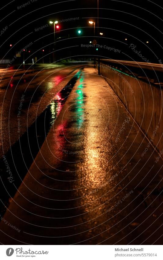 Abends im Regen auf einer Brücke kurz vor der Straßenkreuzung Straßenbeleuchtung Ampel Ampeln grün rot nass Spiegelung Spiegelungen Reflexion & Spiegelung