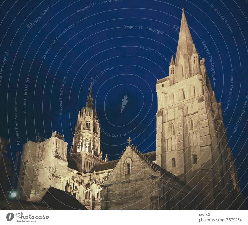 Notre-Dame de Bayeux Kathedrale Kirche Wahrzeichen Dom Gebäude Außenaufnahme Religion & Glaube Bauwerk Sehenswürdigkeit Farbfoto Himmel Menschenleer Nachthimmel