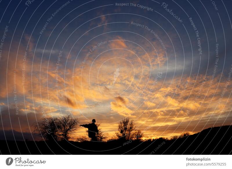 Silhouette eines Menschen unter einem Abendhimmel Person Himmel Orientierung Sonnenuntergang Natur Wolken Dämmerung Abenddämmerung dramatisch Dramatik zeigen