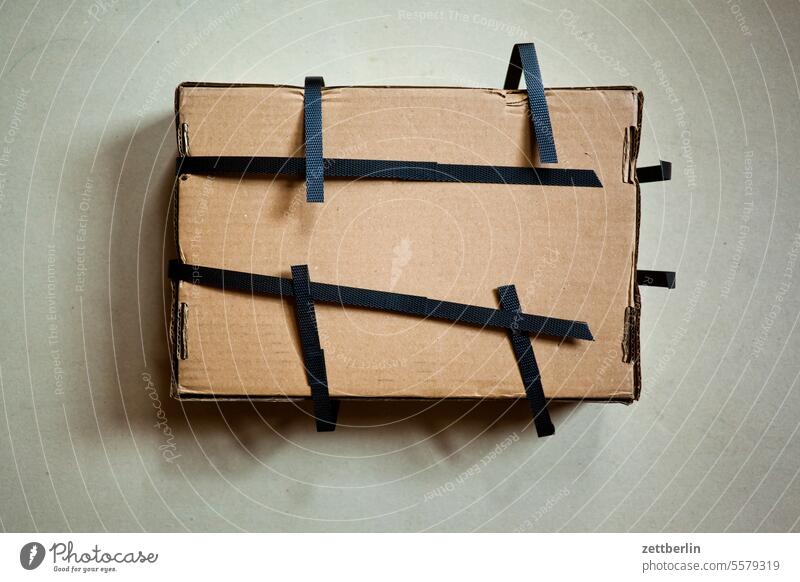 Paket behälter behältnis karton kartonage kiste paket pappe pappkarton pappkiste post postpaket schachtel schicken sendung tara verpackung verschicken
