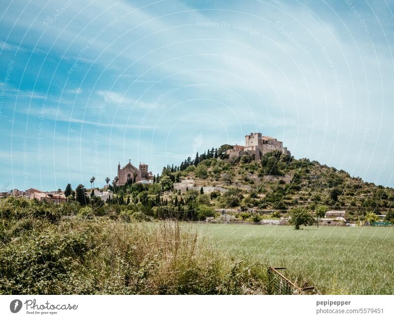 Hügel mit alten Gebäude auf Mallorca mallorquinisch Spanien Ferien & Urlaub & Reisen mediterran Flair Menschenleer Außenaufnahme Balearen Süden Farbfoto Siesta