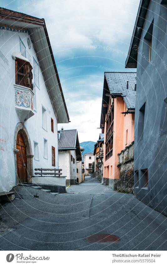 Bergdorf beim Eindunkeln mit Lichter - Sent Dorf Stimmung Abenddämmerung dächer Unterengadin Schweiz Gasse Straße Häuser Ornamente engadiner haus