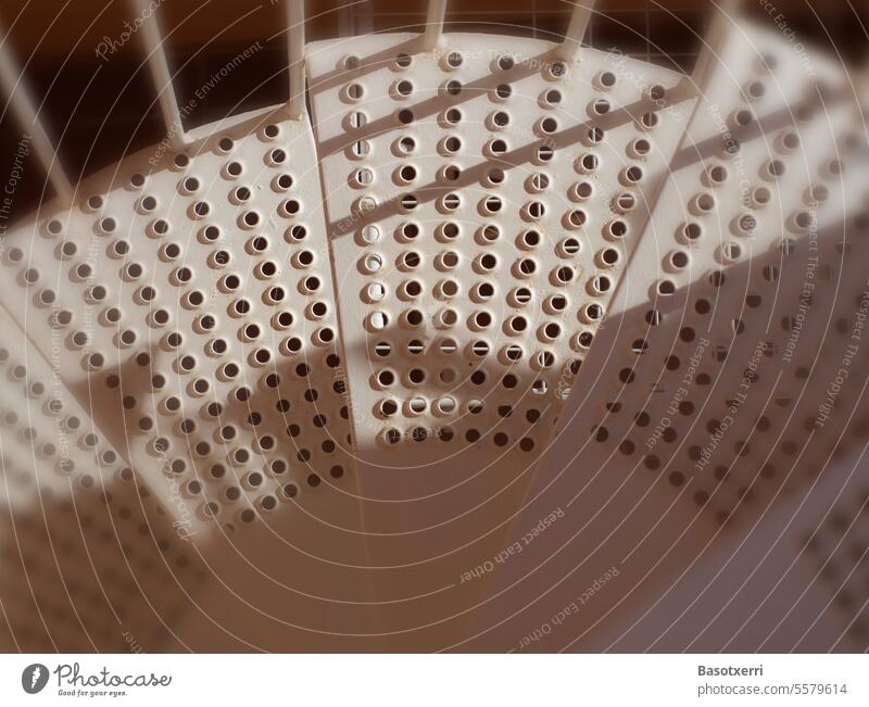 Detailansicht einer Wendeltreppe im Morgenlicht Licht Metall Weiss Treppe Außenaufnahme Farbfoto Spirale Treppenhaus aufwärts abwärts Schwindelgefühl
