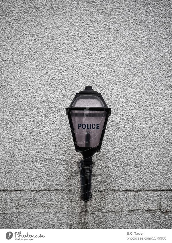 Leuchte an Polizeigebäude, engl. Aufschrift "Police" Wand grau Lampe Außenleuchte Fassade