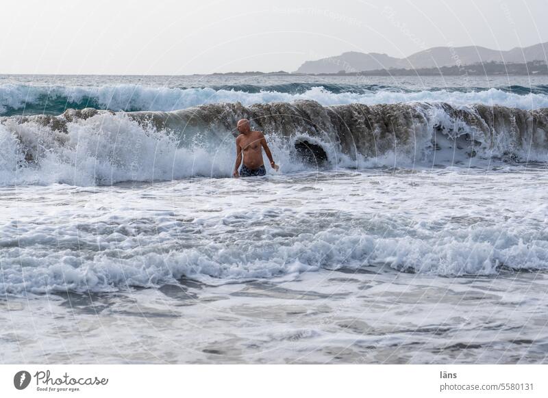 Ein Mann in der Brandung Wellen Wasser Meer Küste Gischt Urelemente Wellengang Naturgewalt Strand Mittelmeer Griechenland Kreta Energie
