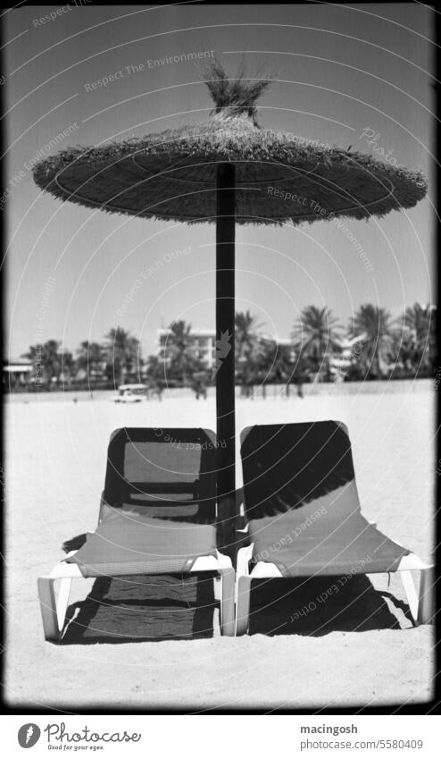 Sonnenschutz am Strand auf Fuerteventura Schwarzweißfoto analog analoge fotografie schwarzweiß Schwarzweißfotografie Außenaufnahme Menschenleer Insel Reise