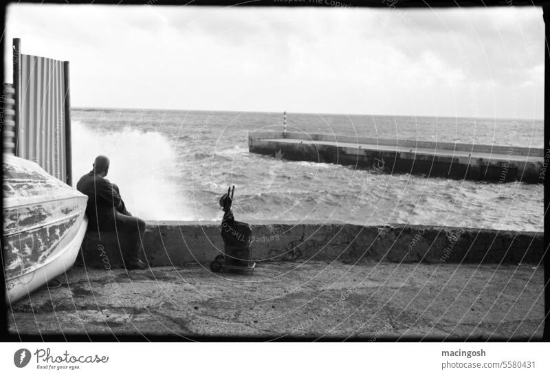 Blick aufs Meer bei Sturm alt Einsamkeit Schwarzweißfoto Traurigkeit Vergänglichkeit analog analoge fotografie schwarzweiß Schwarzweißfotografie Außenaufnahme