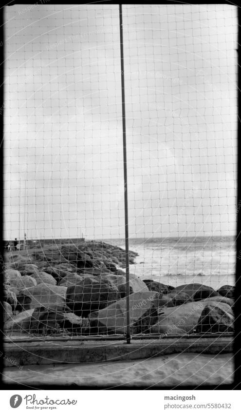 Blick aufs Meer bei Sturm Einsamkeit Schwarzweißfoto Traurigkeit Vergänglichkeit analog analoge fotografie schwarzweiß Schwarzweißfotografie Außenaufnahme