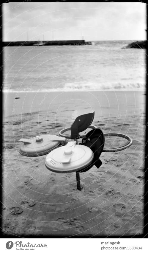Müllsammelstelle am Strand auf Madeira Schwarzweißfoto Traurigkeit Vergänglichkeit analog analoge fotografie schwarzweiß Schwarzweißfotografie Außenaufnahme