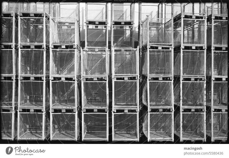 Gestapelte Fischereikäfige auf Madeira alt Einsamkeit Schwarzweißfoto Traurigkeit Vergänglichkeit analog analoge fotografie schwarzweiß Schwarzweißfotografie