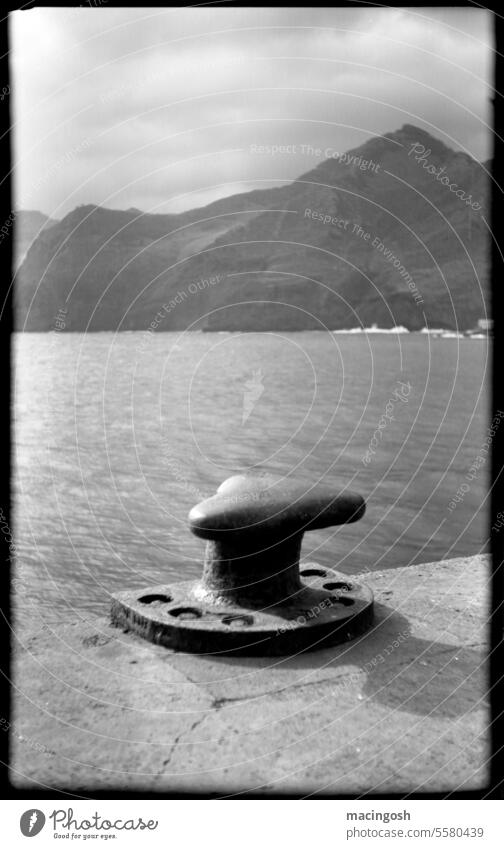 Hafenpoller auf Madeira alt Einsamkeit Schwarzweißfoto Traurigkeit Vergänglichkeit analog analoge fotografie schwarzweiß Schwarzweißfotografie Außenaufnahme