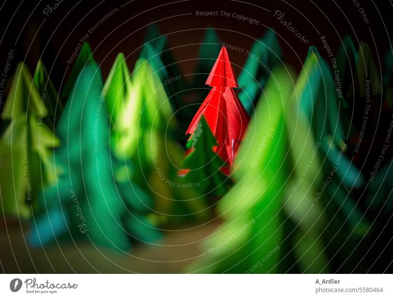 Ein Wald aus Tannenbäumen aus Papier gefaltet, ein roter Baum im Zentrum Adventbasar Adventsbasar Weihnachtsbasar Handarbeit klein einfach Landschaft