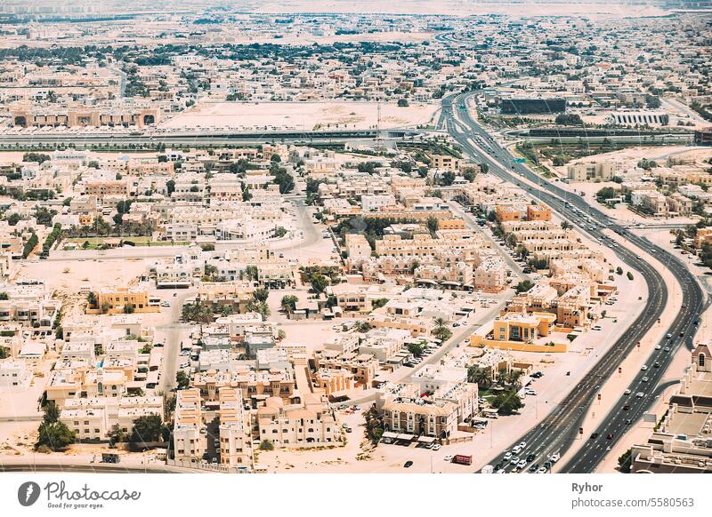 Luftaufnahme des Stadtbildes von Dubai aus dem Fenster des Flugzeugs. Verkehr im Wohnviertel. Vereinigte Arabische Emirate Vogelperspektive uae Antenne Gegend