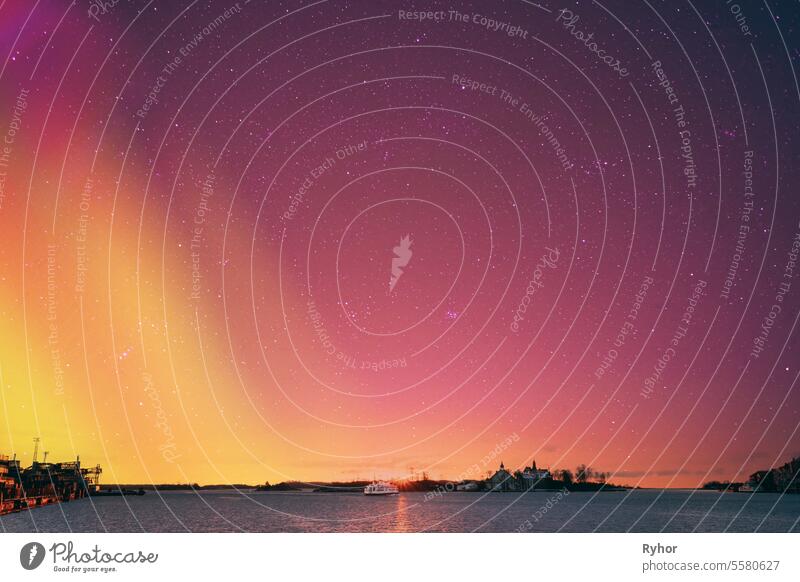 Helsinki, Finnland. Touristische Boot schwimmend in der Nähe von Valkosaari Insel bei Sonnenaufgang Sonnenuntergang Zeit. Erstaunlich Farbeffekt der Wolken. Natürliche hellen dramatischen Himmel Hintergrund Gradient. Weiche Farben. Himmel Farbverlauf