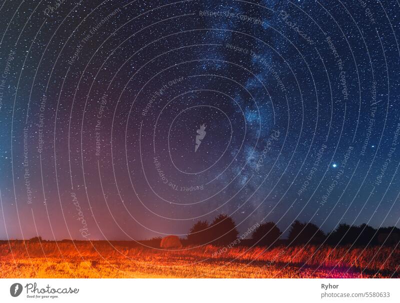 Natürliche Real Night Sky Stars With Milky Way Over Field Meadow With Rolls Of Straw In Fields After Harvest. Landwirtschaftlichen bunten Hintergrund kopieren Raum