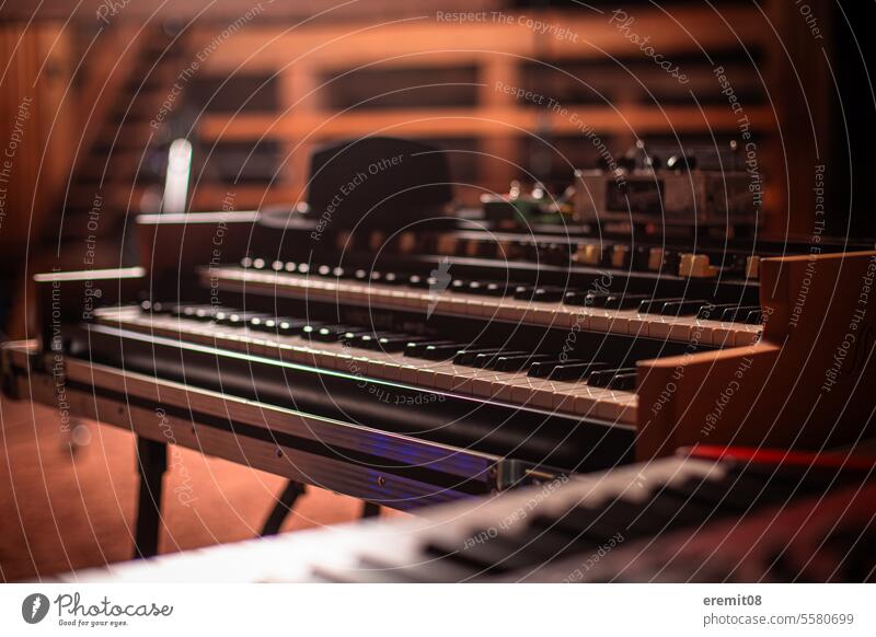 Keyboard - Setup Orgel mit Hut probenraum Proberaum drawbars zugriegel gemütlich liebhaber röhrenverstärker amplifier holz keyboard closeup Tasteninstrumente