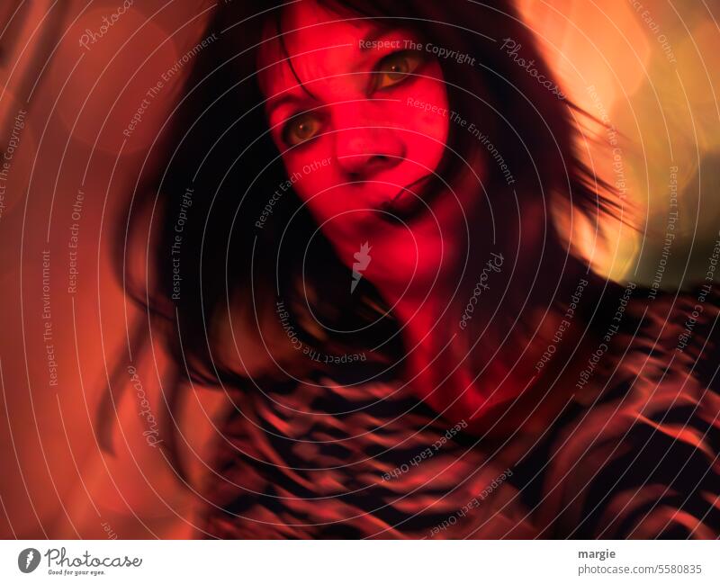 Eine Frau feiert im Party - Licht Gesicht Mensch Porträt Auge feminin tanzend Bewegung Rotlicht Haare & Frisuren Blick Feiern Junge Frau Extase versunkenheit