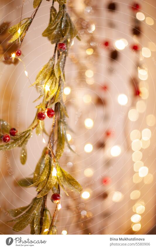 Weihnachtsgirlanden auf dem Markt. Ferienzeit Dekoration Lichter Bokeh. Weihnachten Girlande Dekoration & Verzierung Weihnachten & Advent Lichterkette