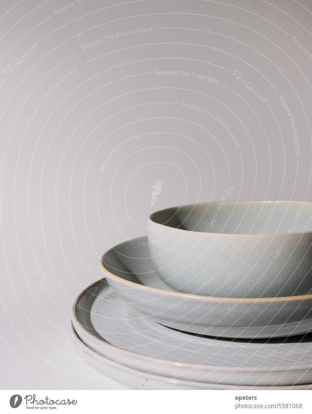 Keramik aus Steingut auf neutralem beigem Hintergrund Töpferwaren handgefertigt Handwerklich Ton Handwerkskunst künstlerisch Keramikgefäß Steingutschale