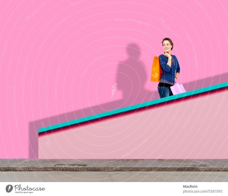 Frau geht mit Ihrem Einkauf eine Treppe hoch frau einkauf einkaufen jung tüten bürgersteig gehweg strasse shoppen allein pink hauswand city treppe treppenstufen