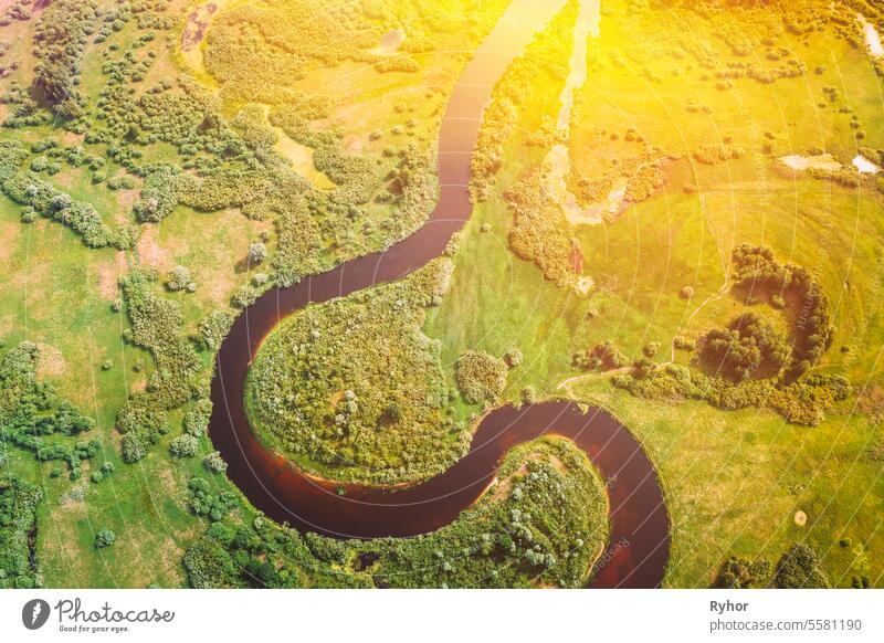 Aerial View of Summer Curved River Landschaft. Top View of Beautiful European Nature From High Attitude. Drone Flug Ansicht. Vogelperspektive Ansicht der grünen Wald Wälder in sonnigen Tag. Fluss Formen Zeichen Omega