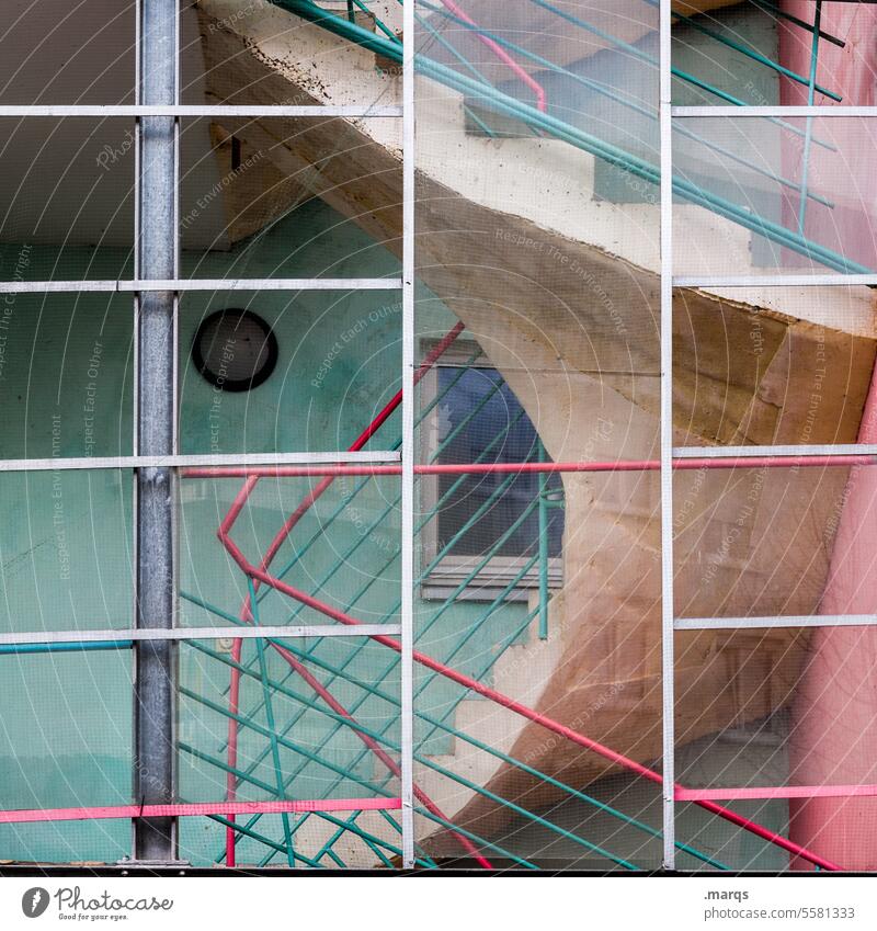 Alternatives Treppenhaus Architektur Treppengeländer alternativ aufwärts türkis rosa Fensterscheibe Fassade Linie